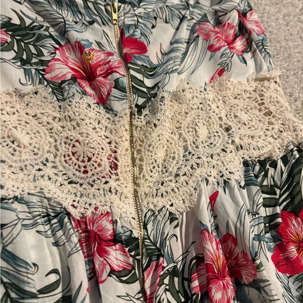 Floral Print romper with Lace Detail - Picture 6 of 6